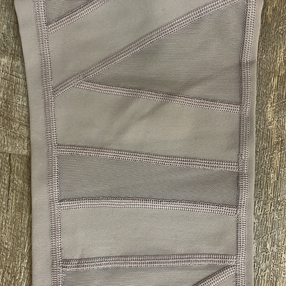 BNWOT Lululemon mesh ladies leggings - Picture 2 of 5